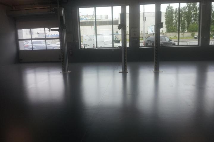 Vylievanie polyuretánovej podlahy v BMW servise